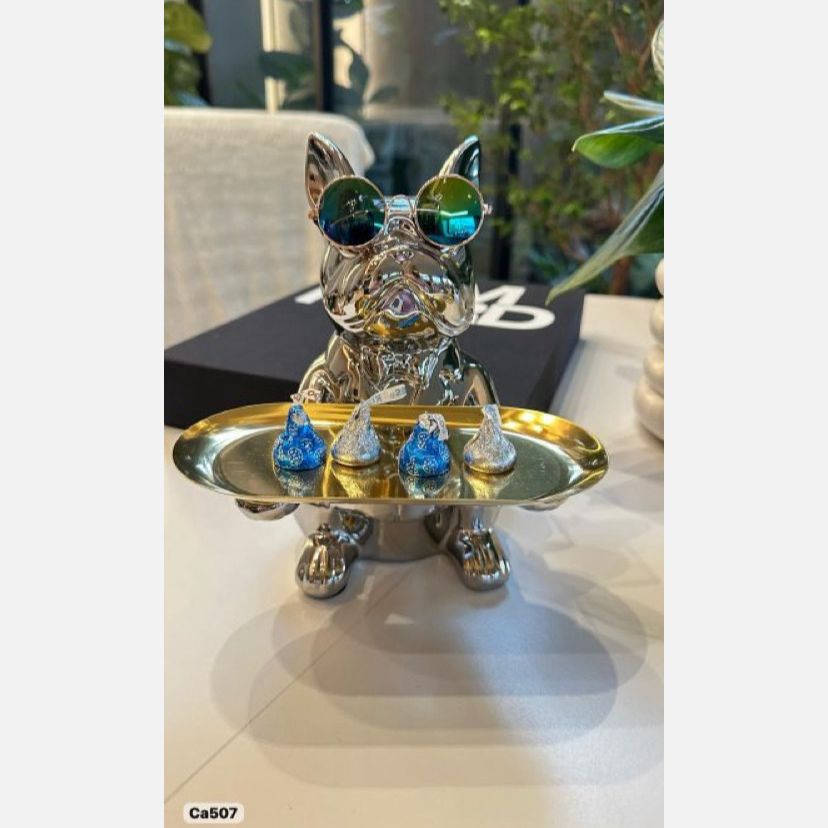 Articulo decorativo perro plateado sentado bandeja en las manos 19cm* 11,5cm* 23,5cm